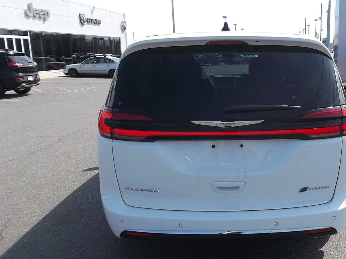 new 2023 Chrysler Pacifica Plug-In Hybrid car, priced at $48,010