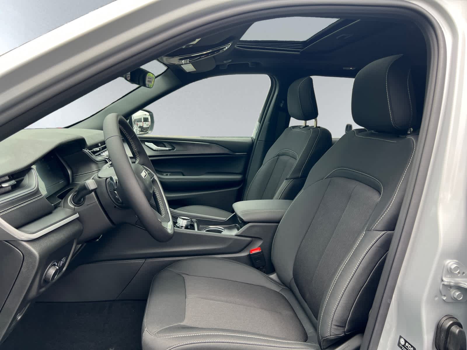 new 2025 Jeep Grand Cherokee car, priced at $42,375