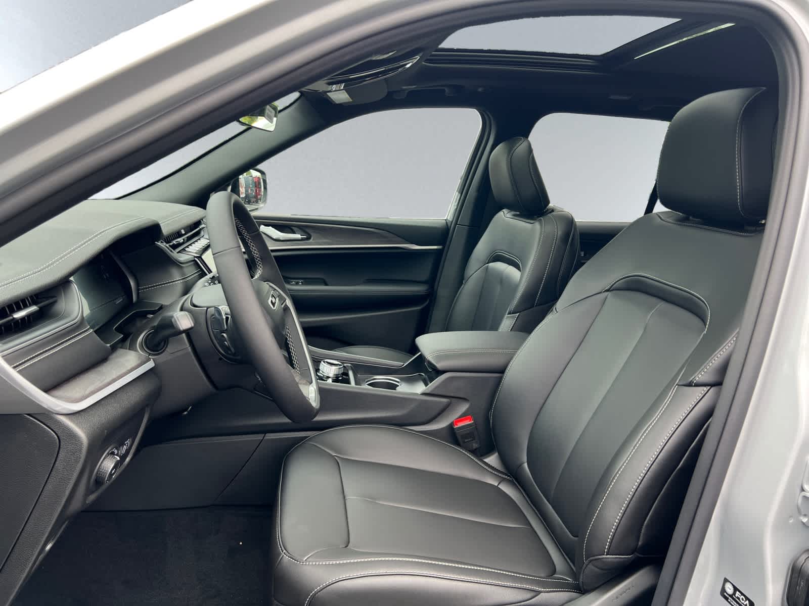 new 2025 Jeep Grand Cherokee car, priced at $48,010