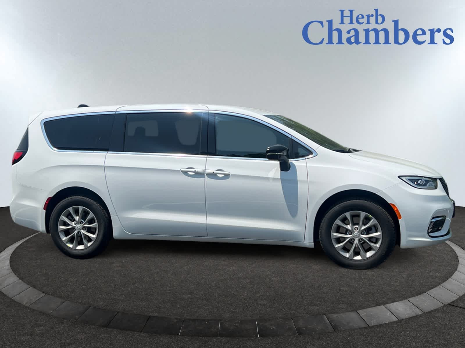 new 2025 Chrysler Pacifica car, priced at $47,440