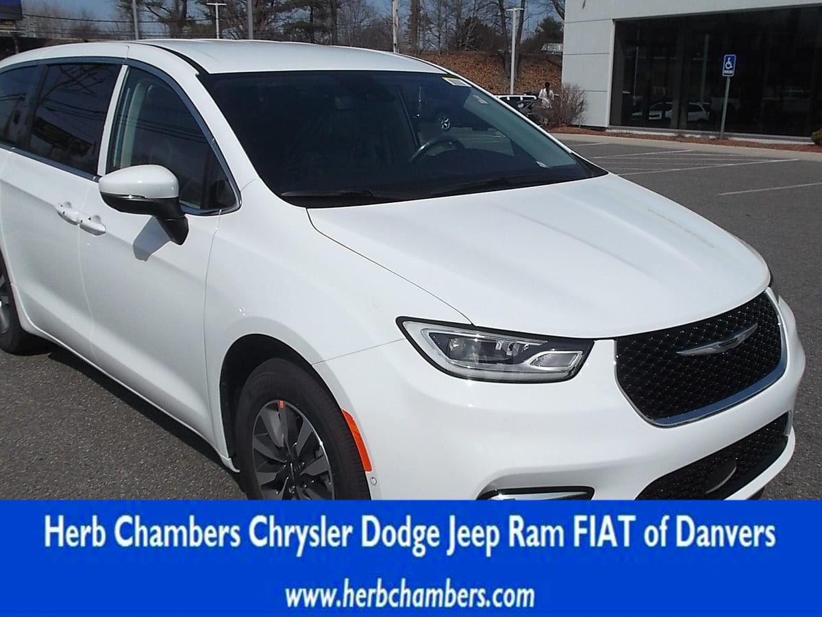 new 2023 Chrysler Pacifica Plug-In Hybrid car, priced at $48,010