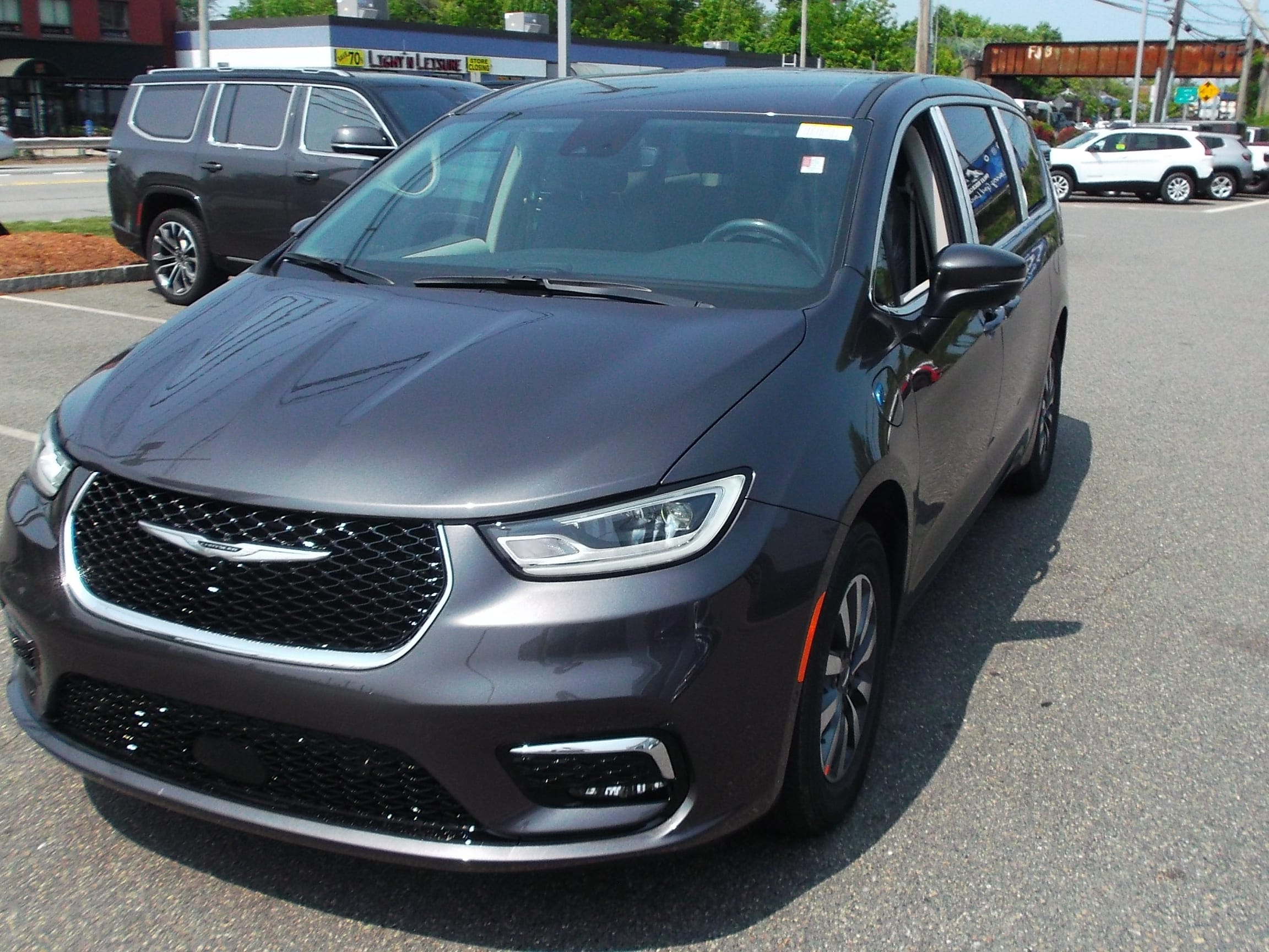 new 2023 Chrysler Pacifica Plug-In Hybrid car, priced at $48,705