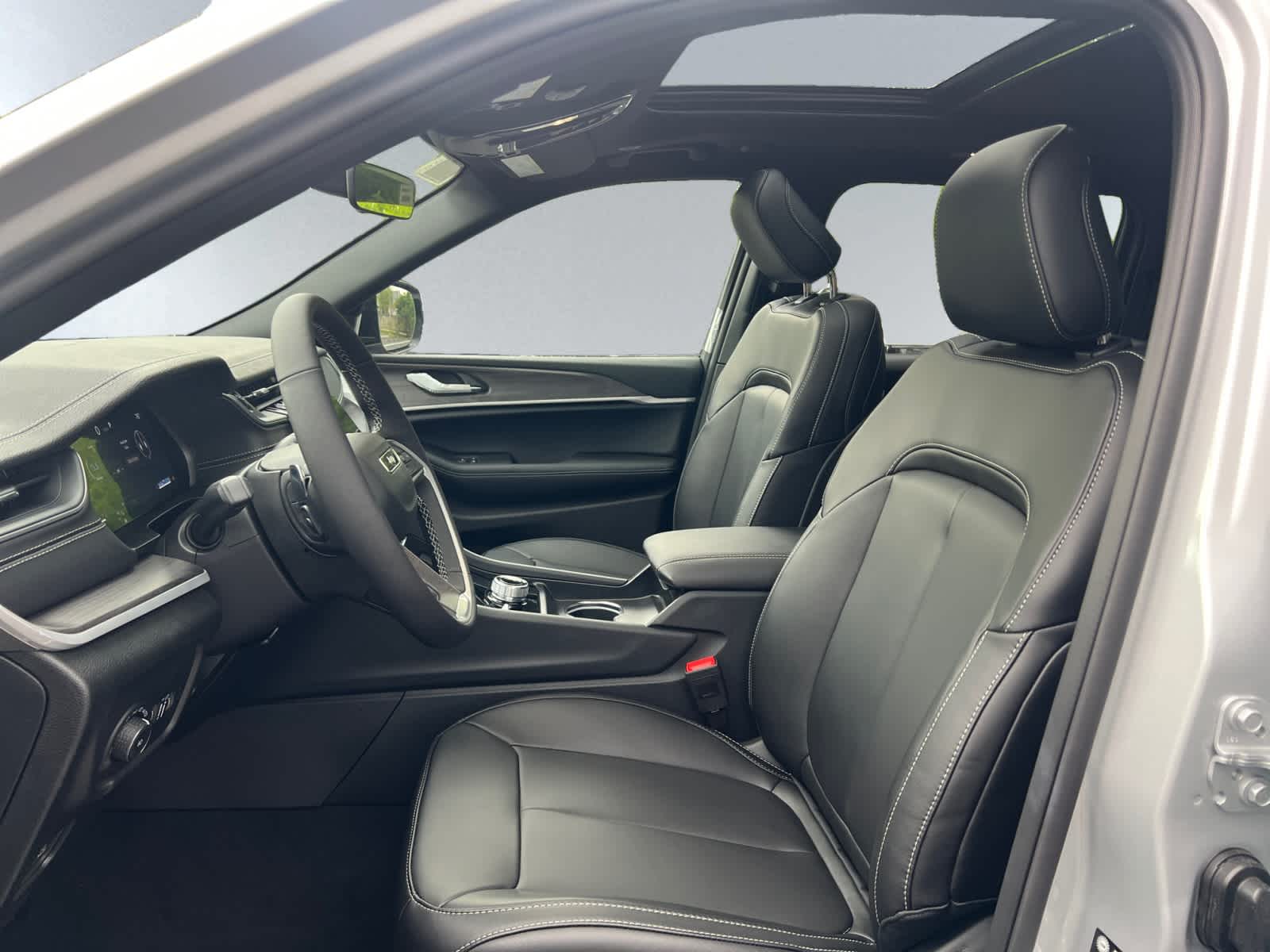 new 2025 Jeep Grand Cherokee car, priced at $48,010