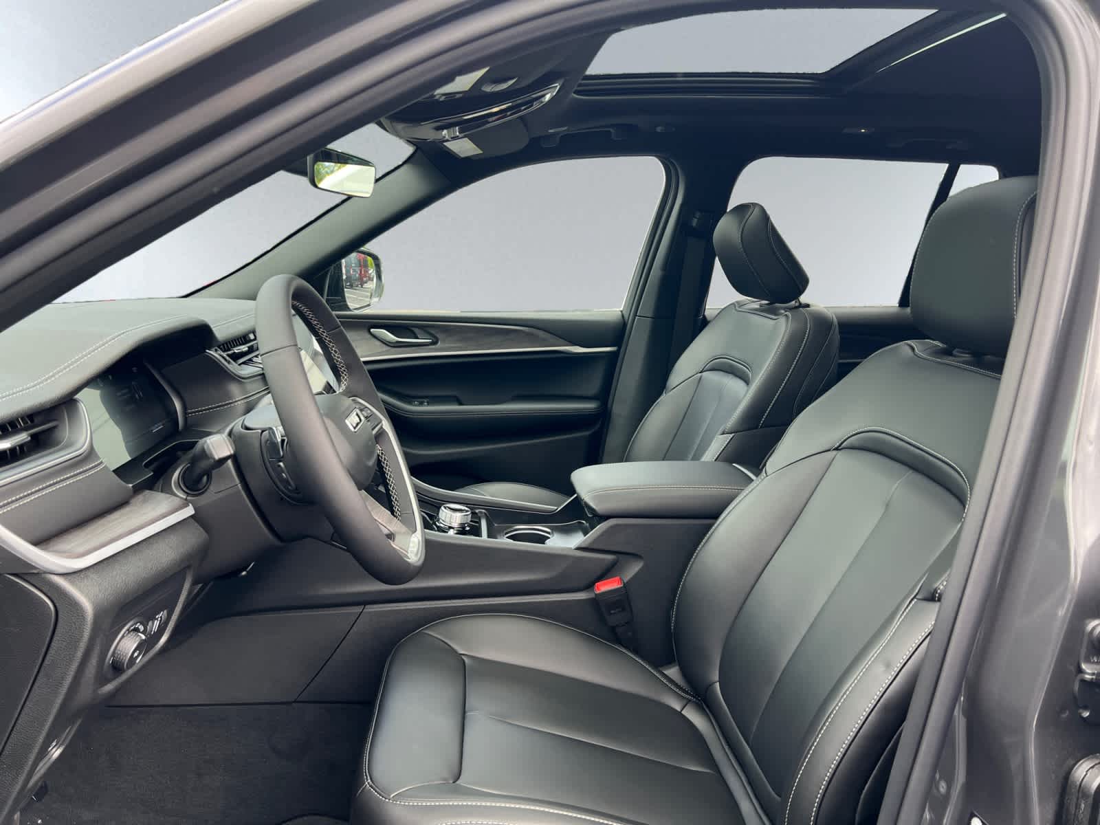 new 2025 Jeep Grand Cherokee car, priced at $50,010