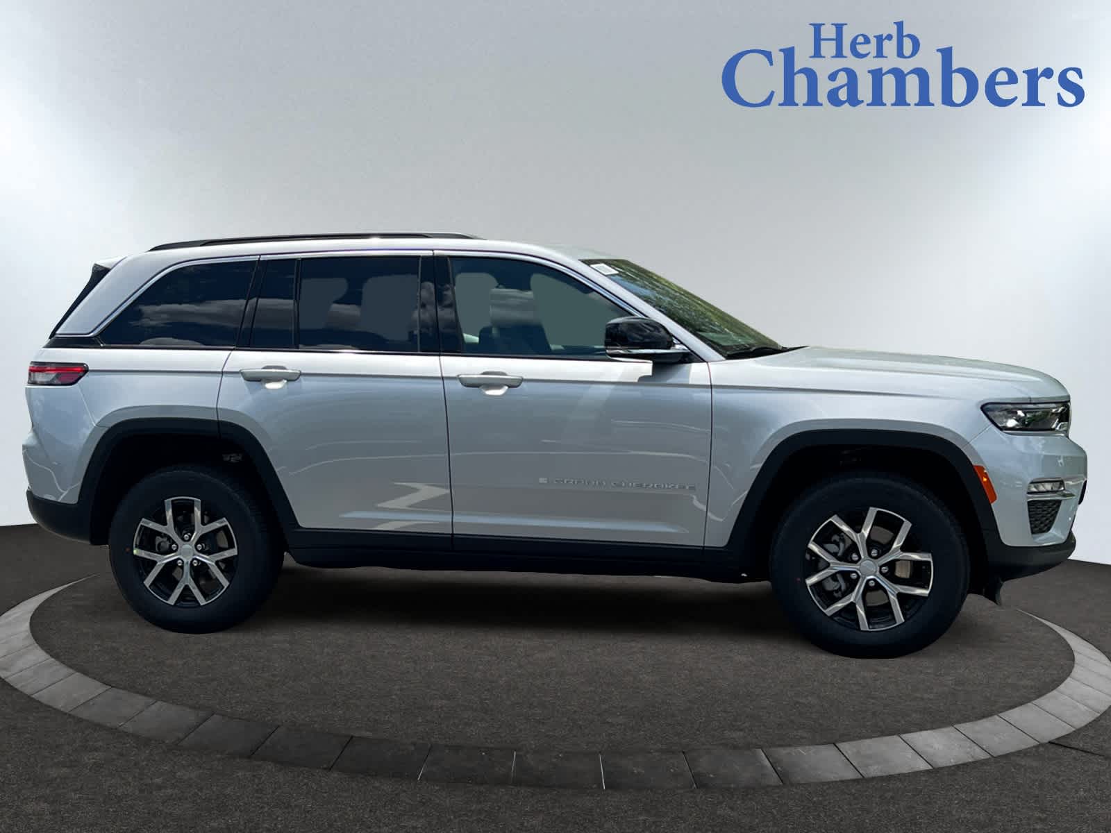 new 2025 Jeep Grand Cherokee car, priced at $48,010