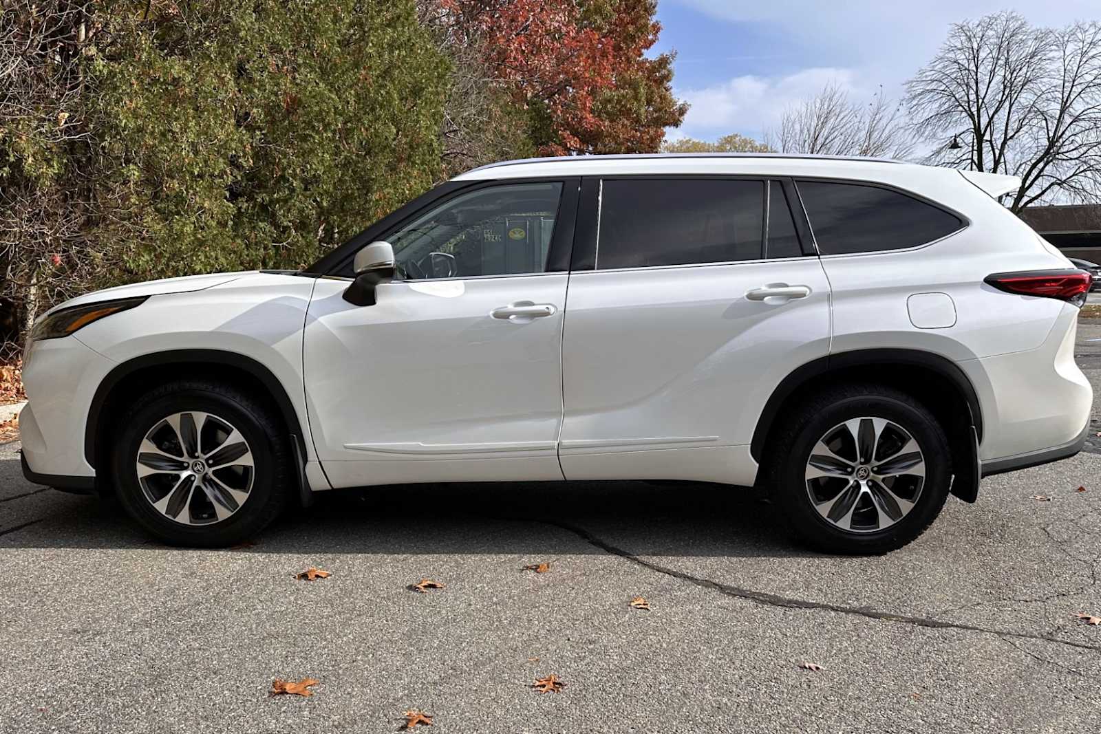 used 2021 Toyota Highlander car, priced at $33,998