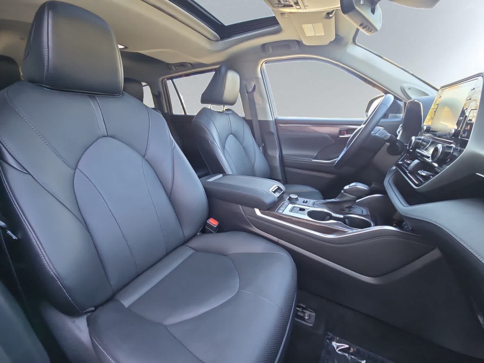 used 2021 Toyota Highlander car, priced at $38,998