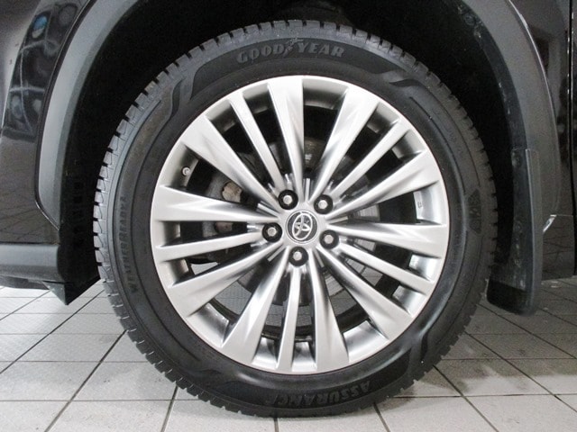 used 2022 Toyota Highlander Hybrid car, priced at $42,998