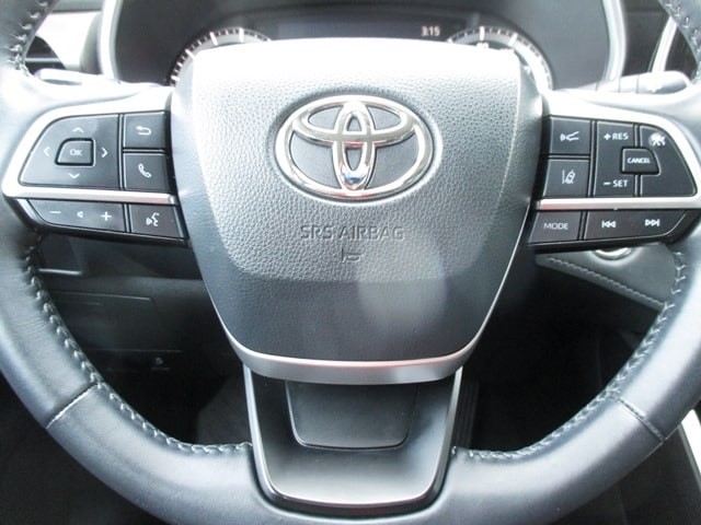 used 2022 Toyota Highlander car, priced at $35,998