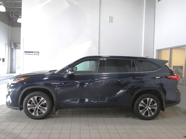 used 2022 Toyota Highlander car, priced at $35,998