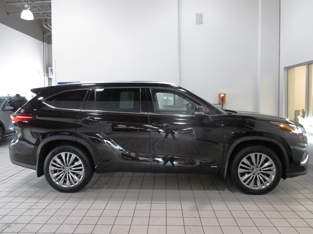 used 2022 Toyota Highlander Hybrid car, priced at $42,998