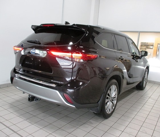 used 2022 Toyota Highlander Hybrid car, priced at $42,998