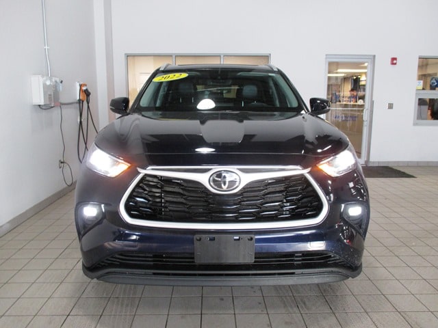 used 2022 Toyota Highlander car, priced at $35,998