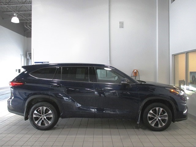 used 2022 Toyota Highlander car, priced at $35,998