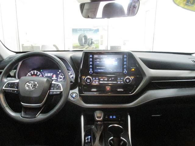 used 2022 Toyota Highlander car, priced at $35,998