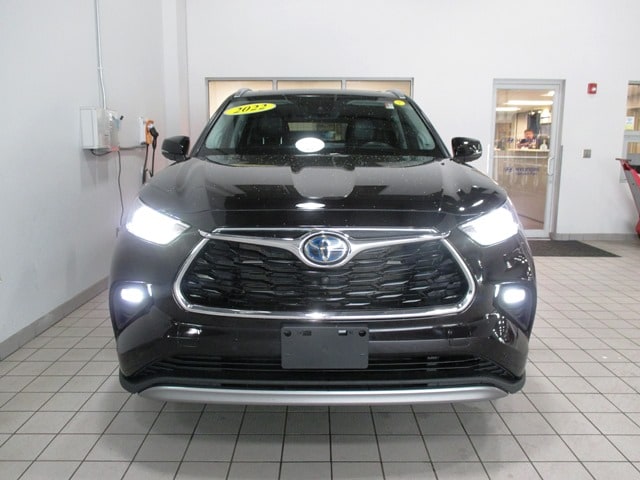 used 2022 Toyota Highlander Hybrid car, priced at $42,998
