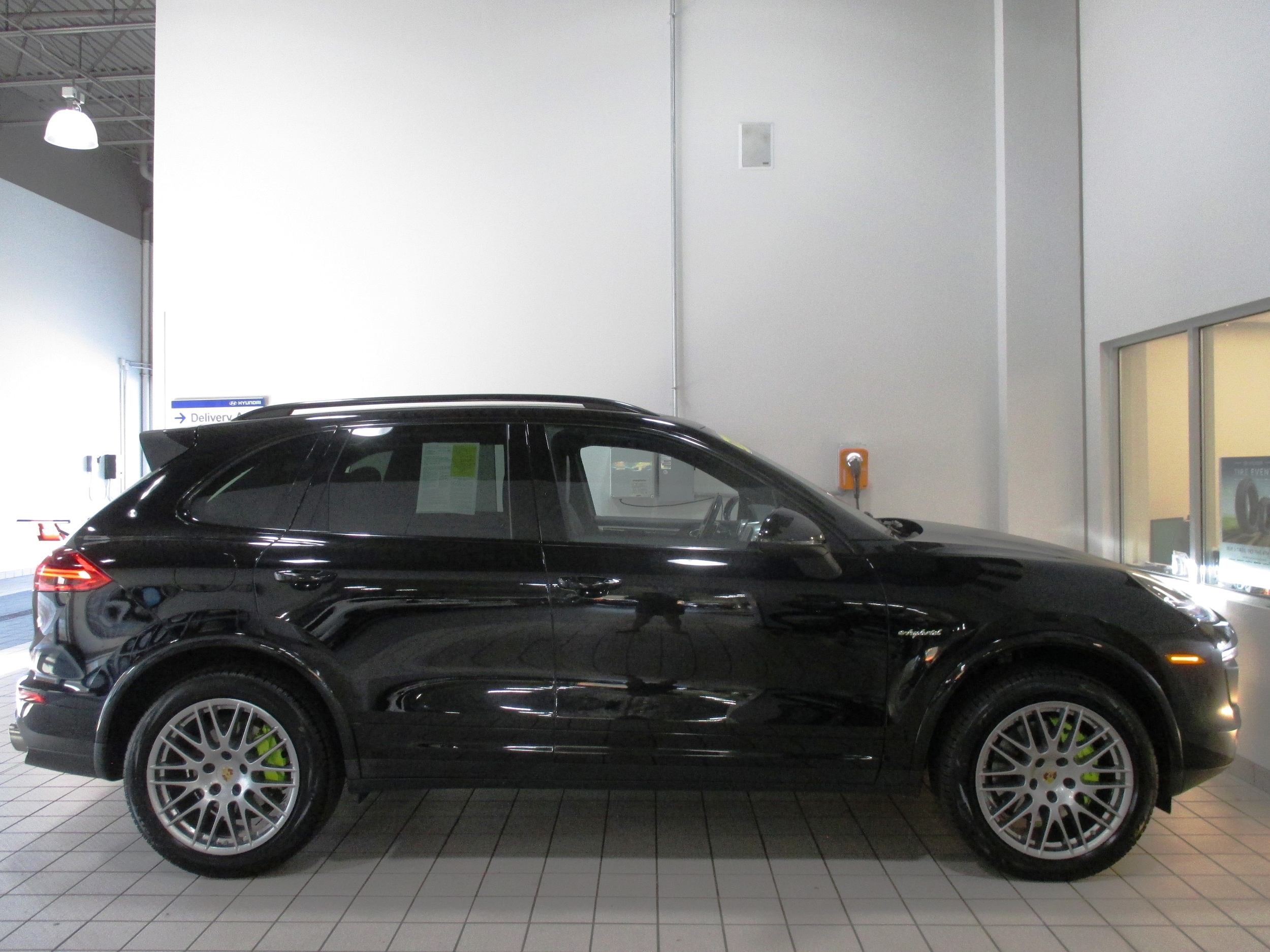 used 2018 Porsche Cayenne E-Hybrid car, priced at $28,998