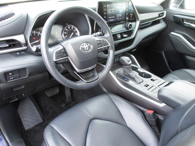 used 2022 Toyota Highlander car, priced at $35,998