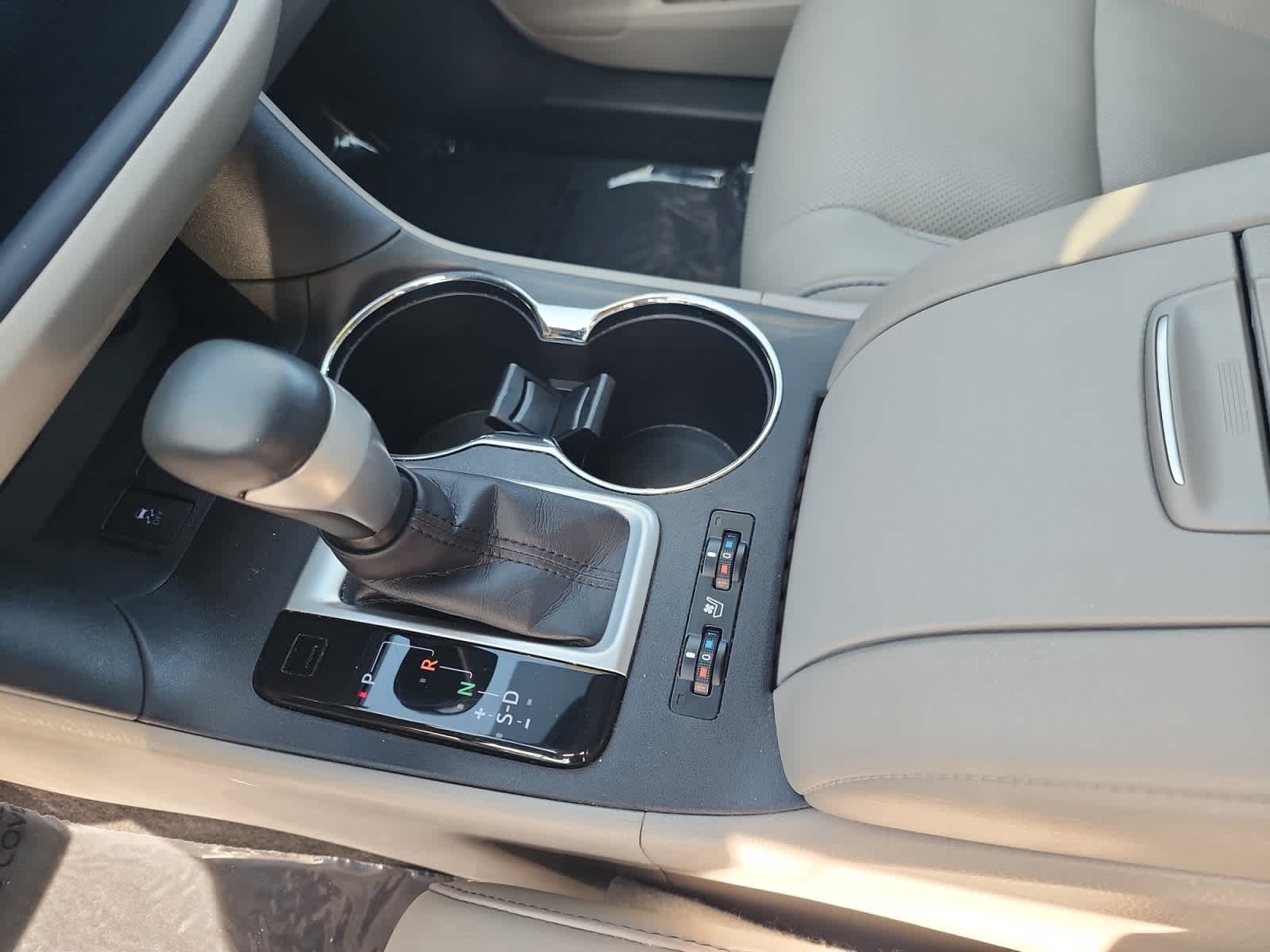 used 2016 Toyota Highlander Hybrid car, priced at $26,999