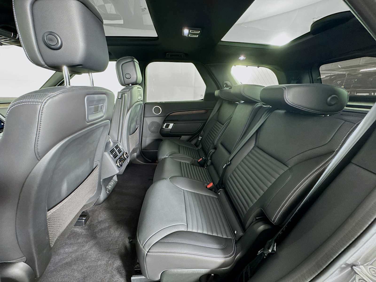 used 2024 Land Rover Discovery car, priced at $59,998