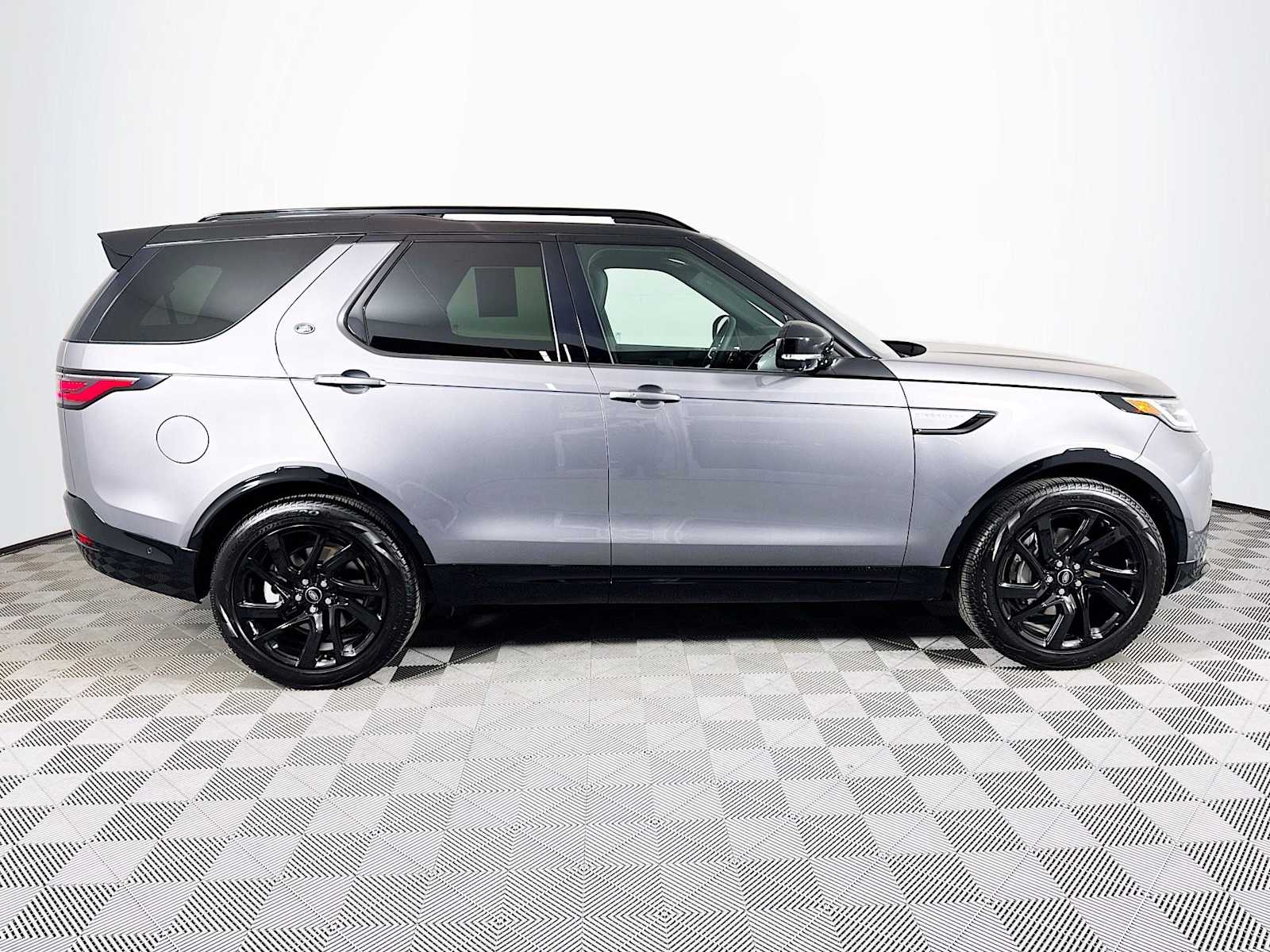 used 2024 Land Rover Discovery car, priced at $59,998
