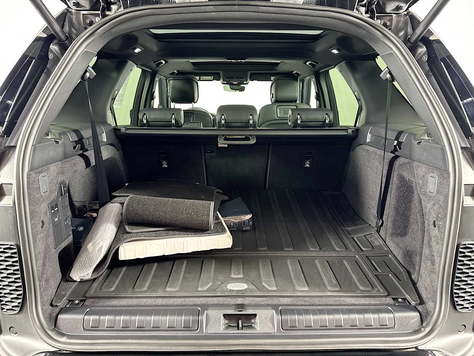 used 2024 Land Rover Discovery car, priced at $59,998