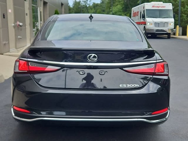 new 2024 Lexus ES 300h car