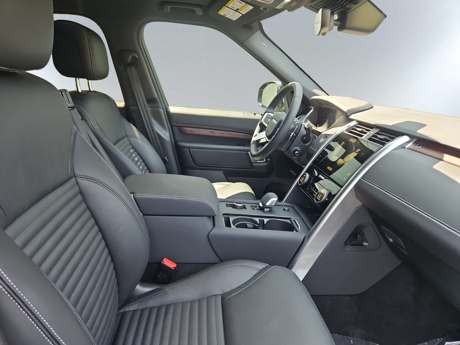 used 2024 Land Rover Discovery car, priced at $58,888