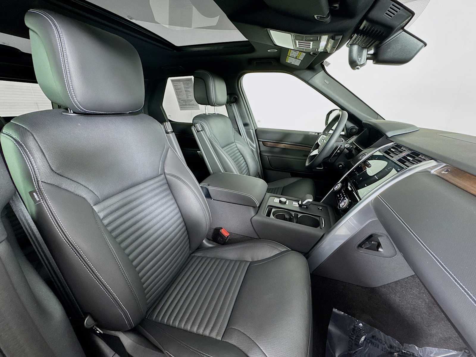 used 2024 Land Rover Discovery car, priced at $59,998