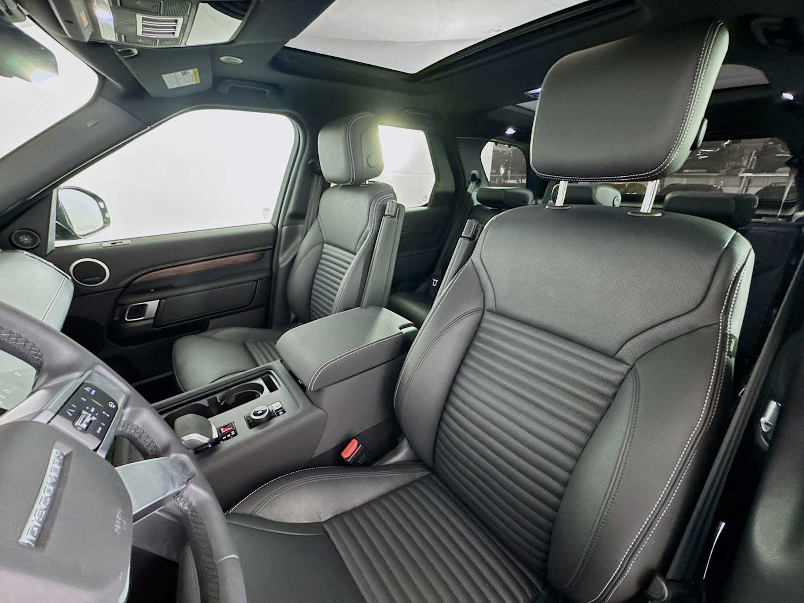 used 2024 Land Rover Discovery car, priced at $59,998