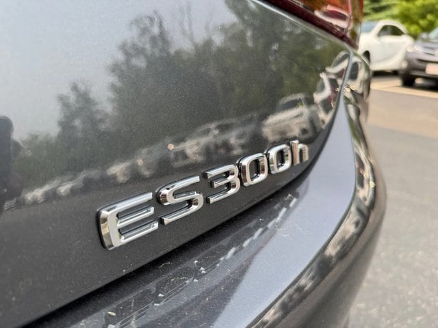 new 2025 Lexus ES 300h car