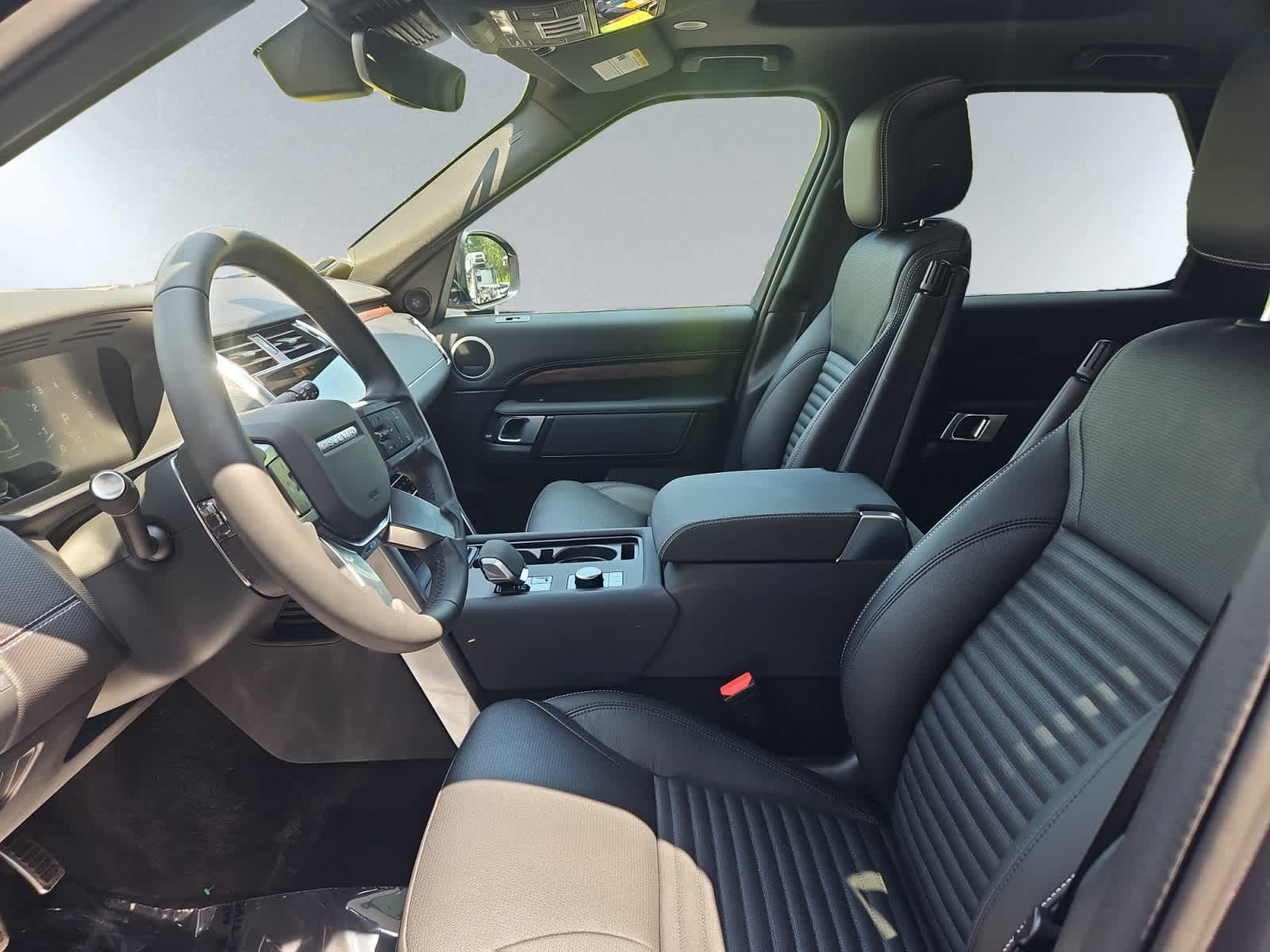used 2024 Land Rover Discovery car, priced at $58,888