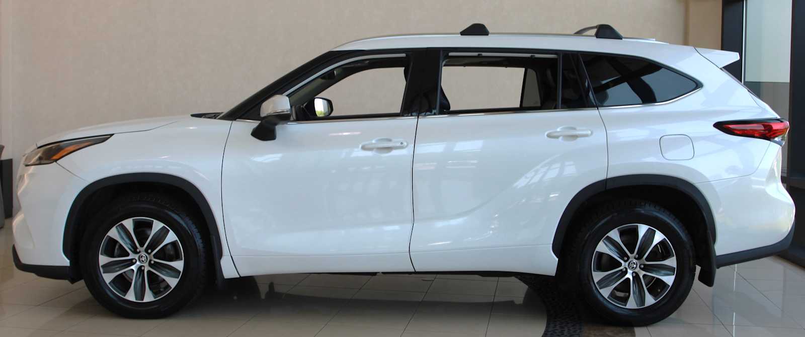 used 2021 Toyota Highlander car, priced at $28,998