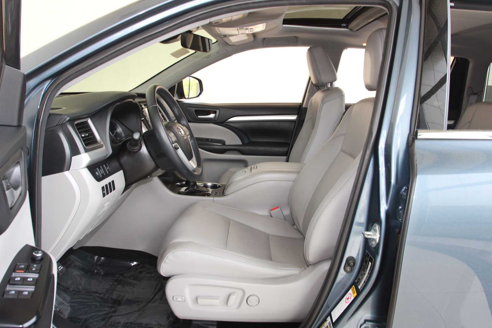 used 2018 Toyota Highlander car, priced at $24,998