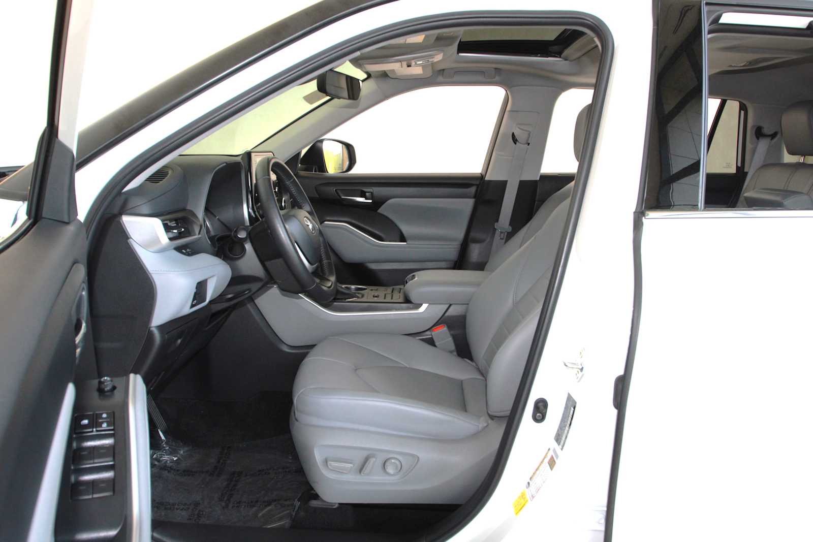 used 2022 Toyota Highlander car, priced at $37,998
