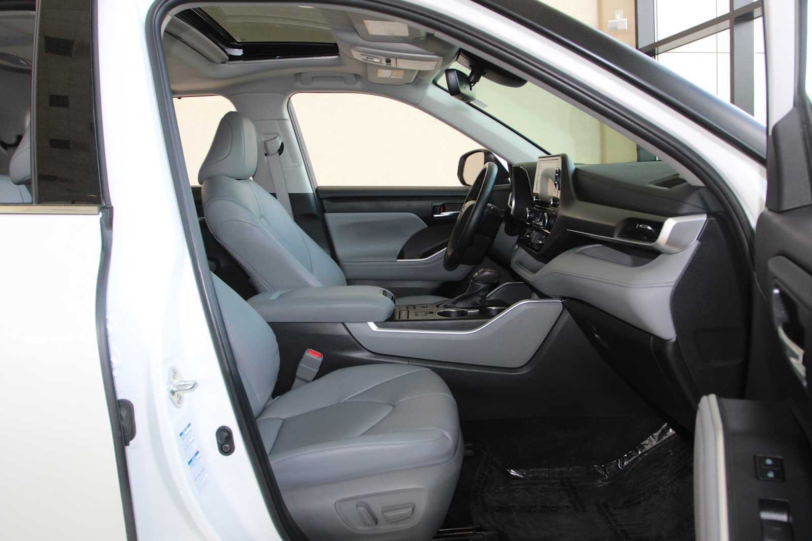 used 2022 Toyota Highlander car, priced at $37,998