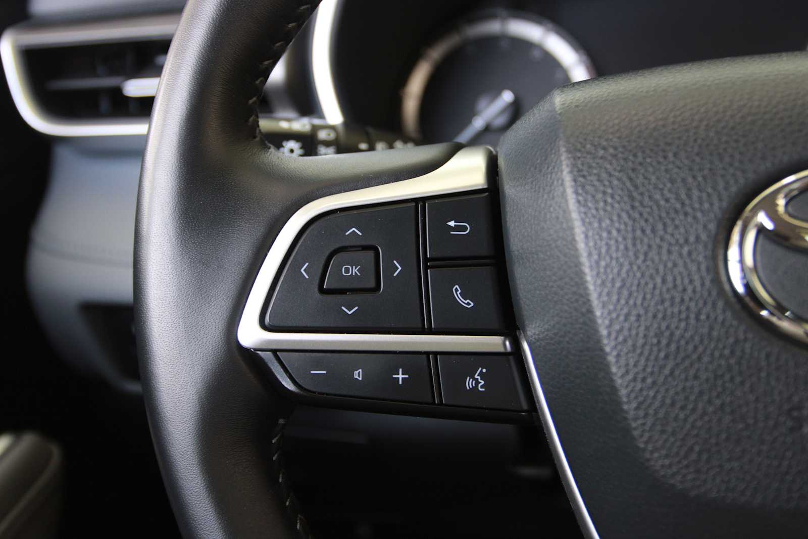 used 2022 Toyota Highlander car, priced at $37,998