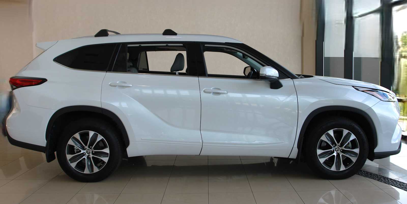 used 2022 Toyota Highlander car, priced at $37,998