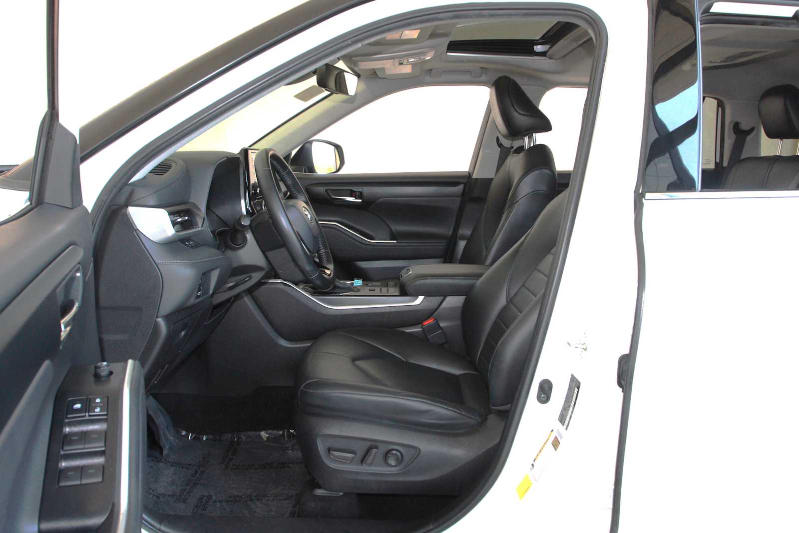 used 2021 Toyota Highlander car, priced at $28,998