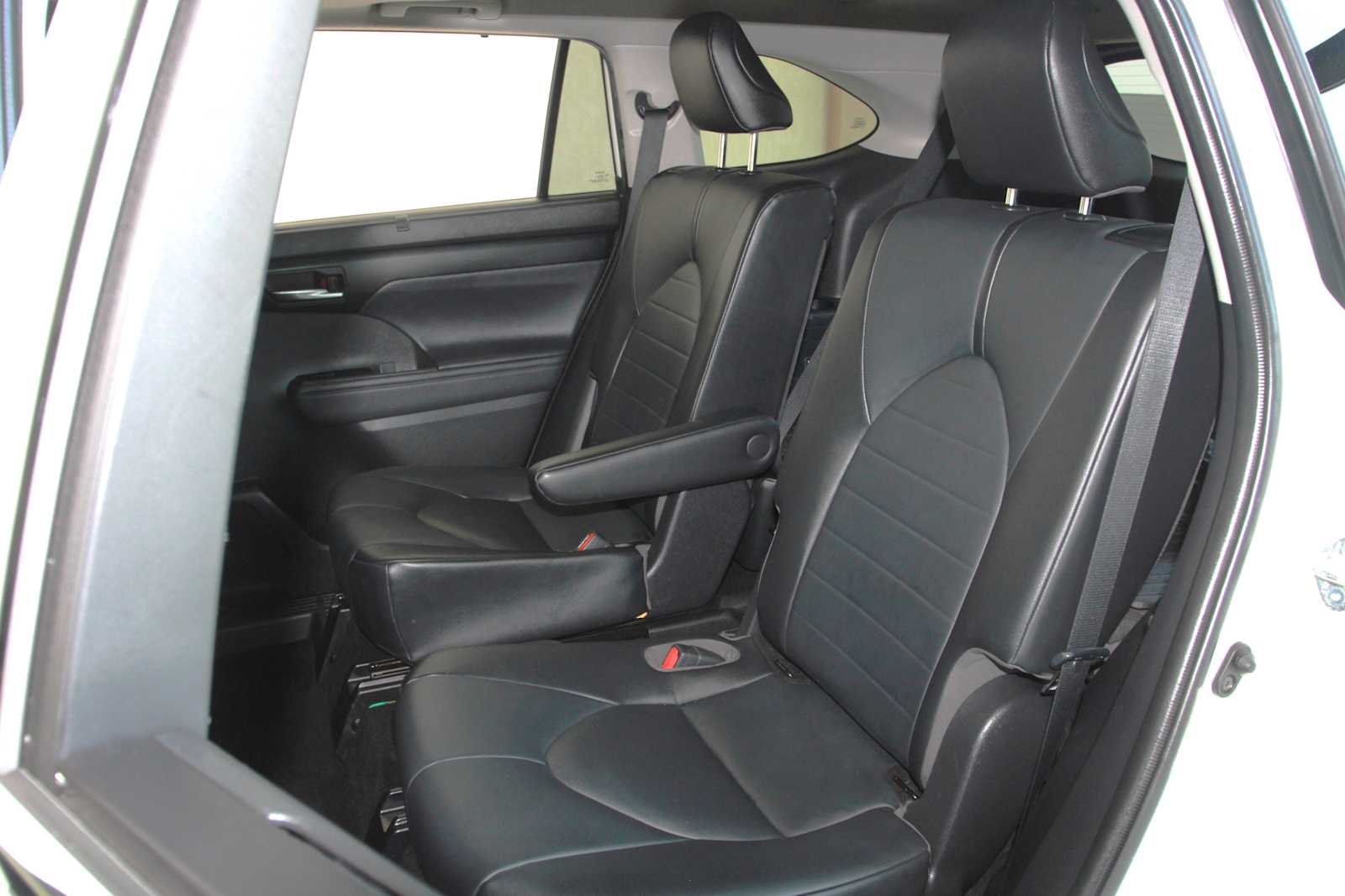 used 2021 Toyota Highlander car, priced at $28,998