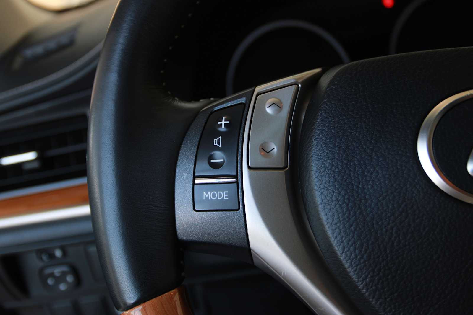 used 2014 Lexus ES 300h car, priced at $15,998