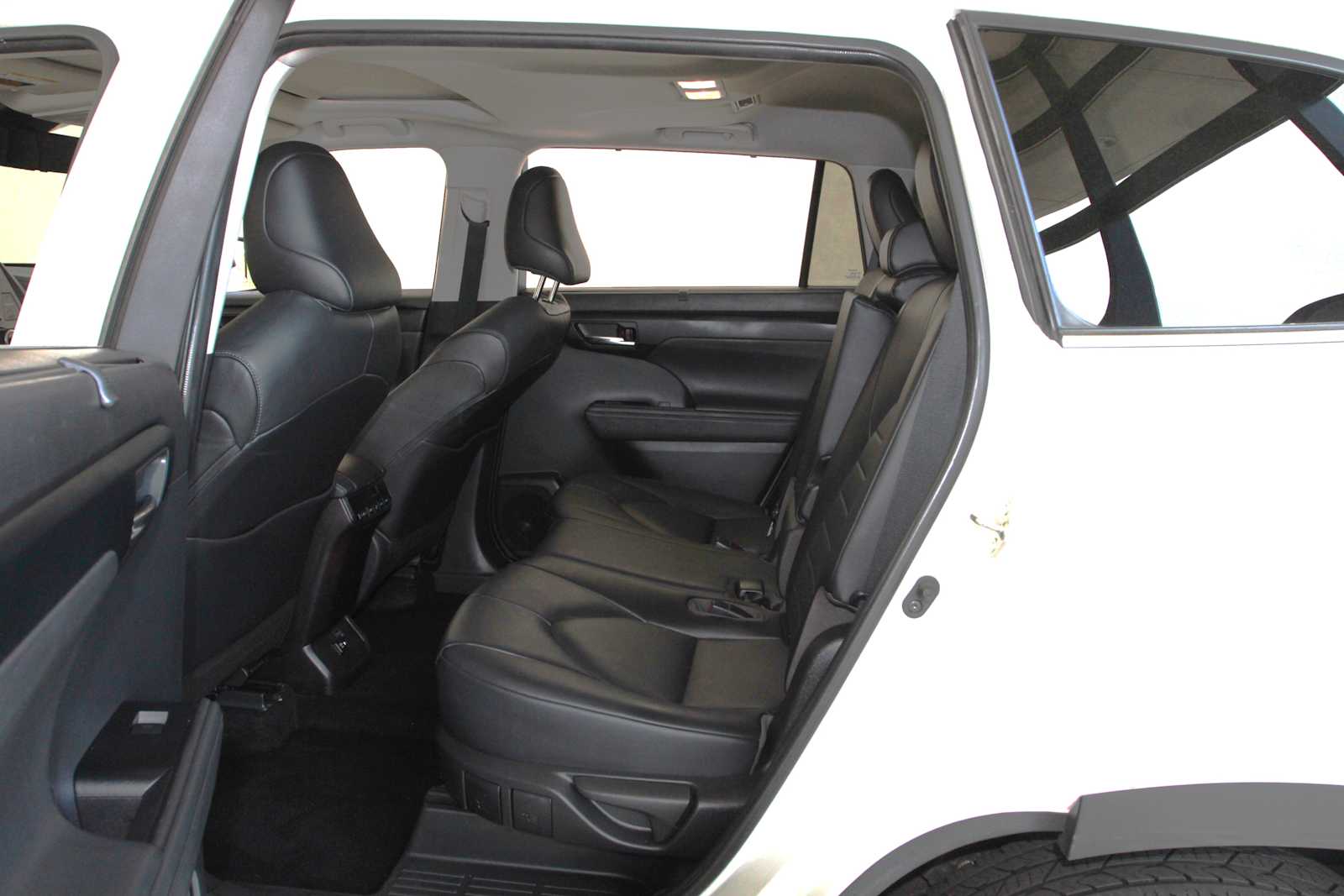 used 2020 Toyota Highlander car, priced at $29,598