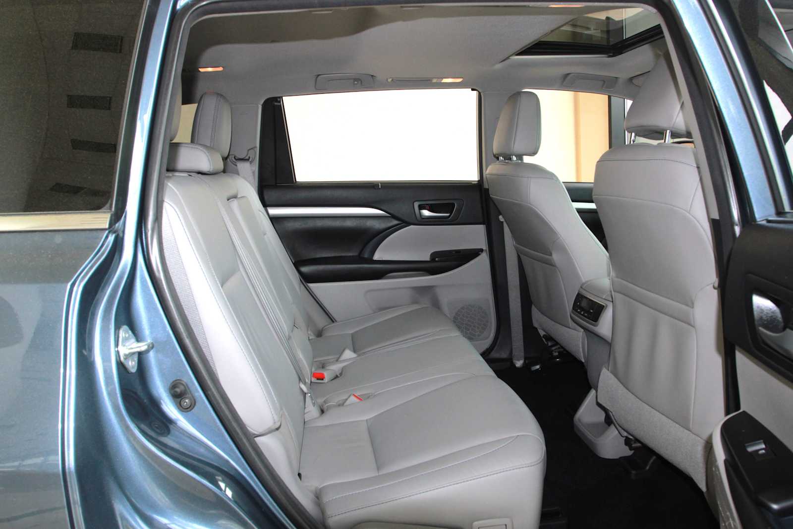 used 2018 Toyota Highlander car, priced at $24,998