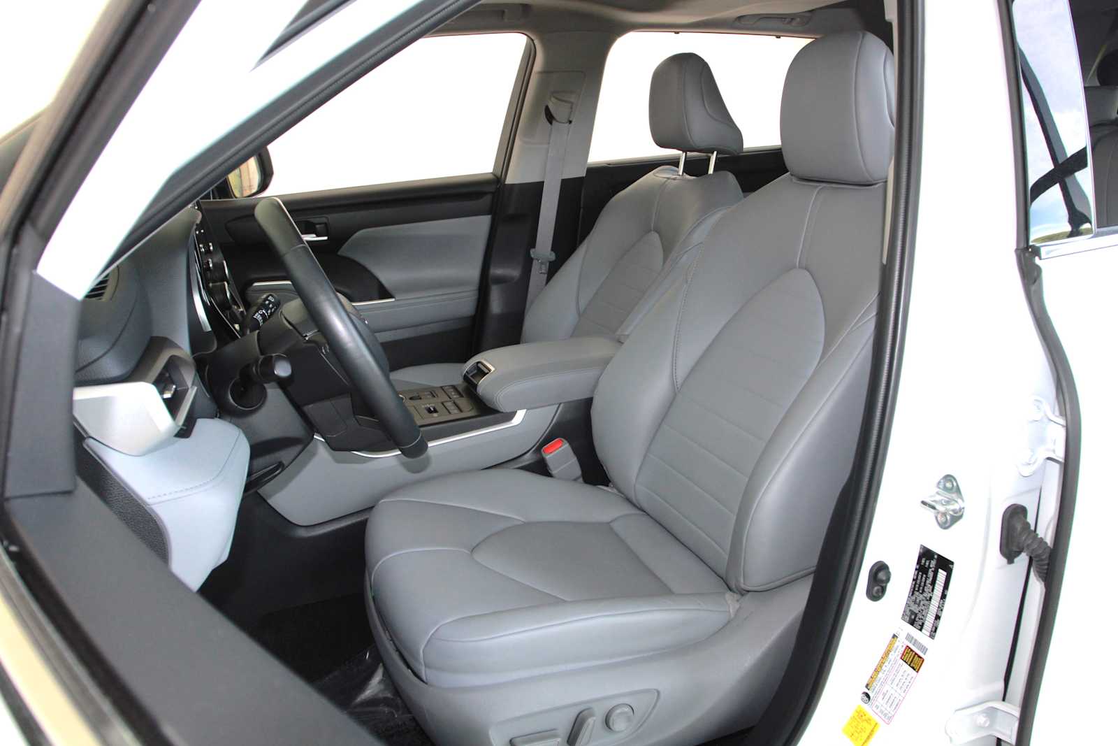 used 2022 Toyota Highlander car, priced at $37,998