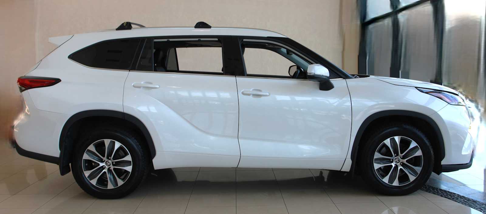 used 2021 Toyota Highlander car, priced at $28,998