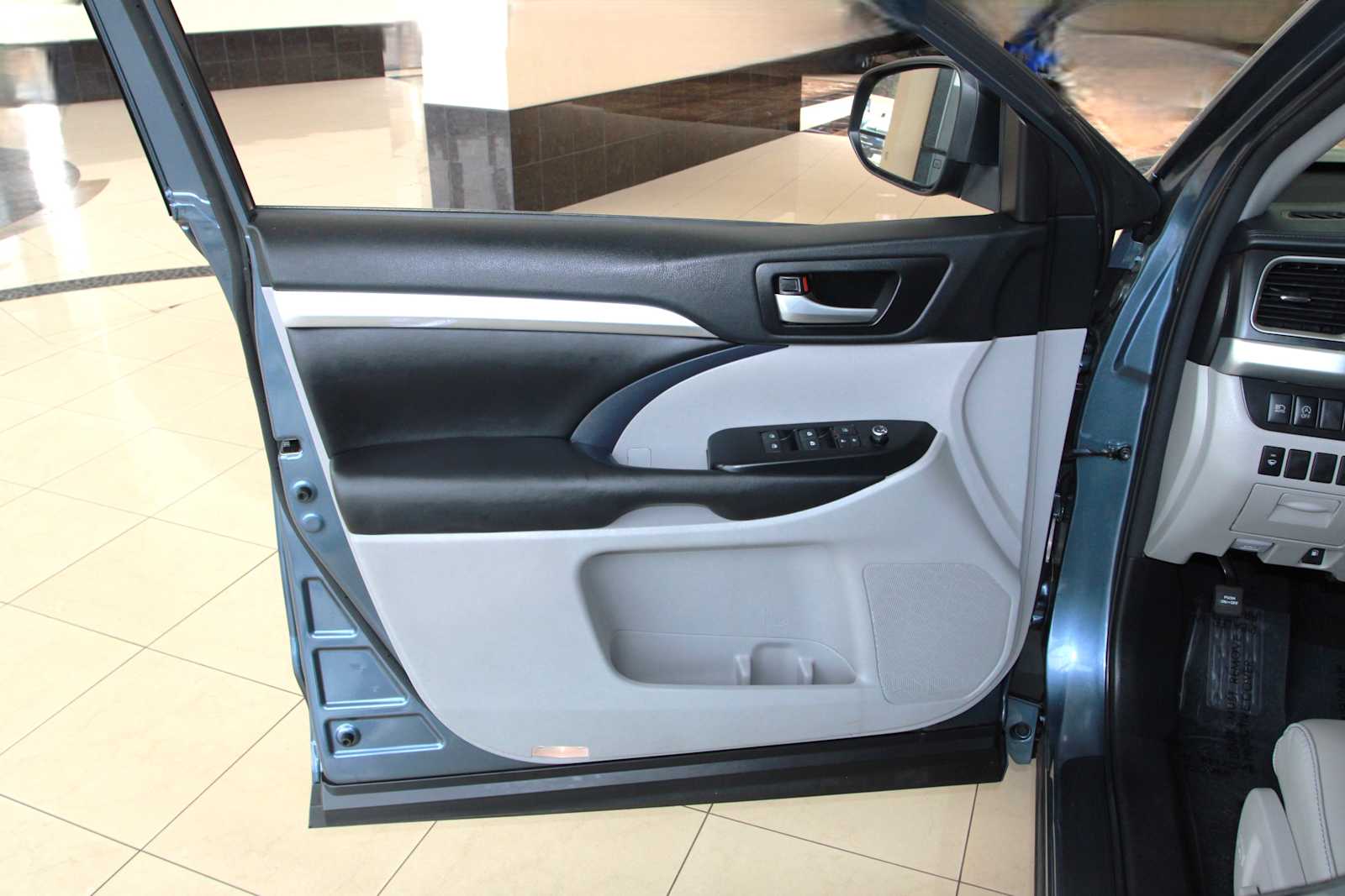 used 2018 Toyota Highlander car, priced at $24,998
