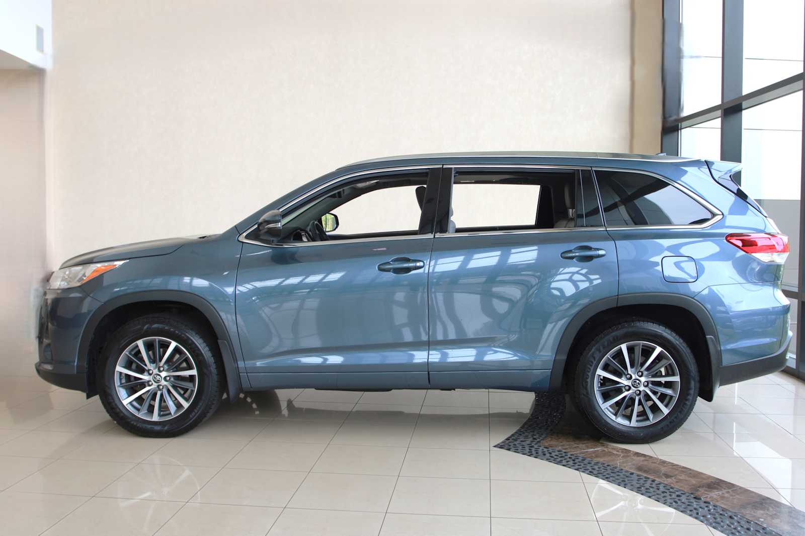 used 2018 Toyota Highlander car, priced at $24,998