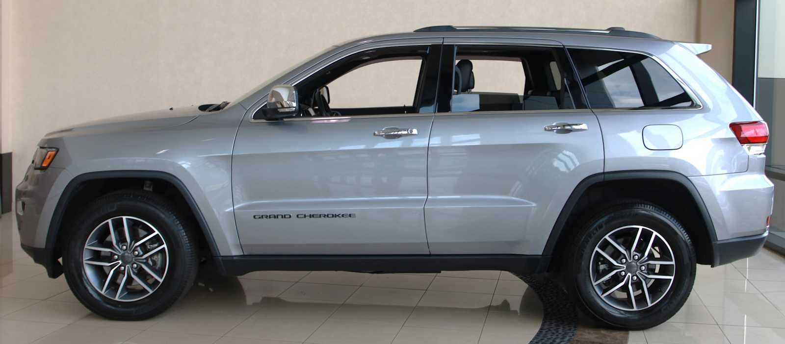 used 2021 Jeep Grand Cherokee car, priced at $27,798
