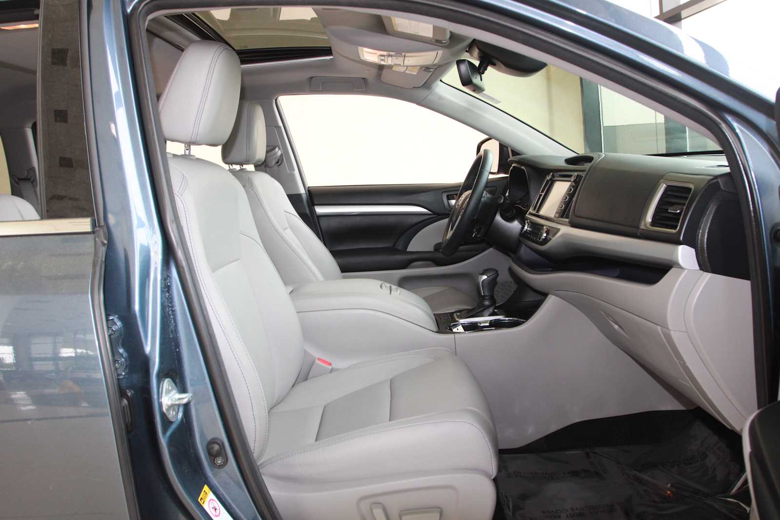 used 2018 Toyota Highlander car, priced at $24,998