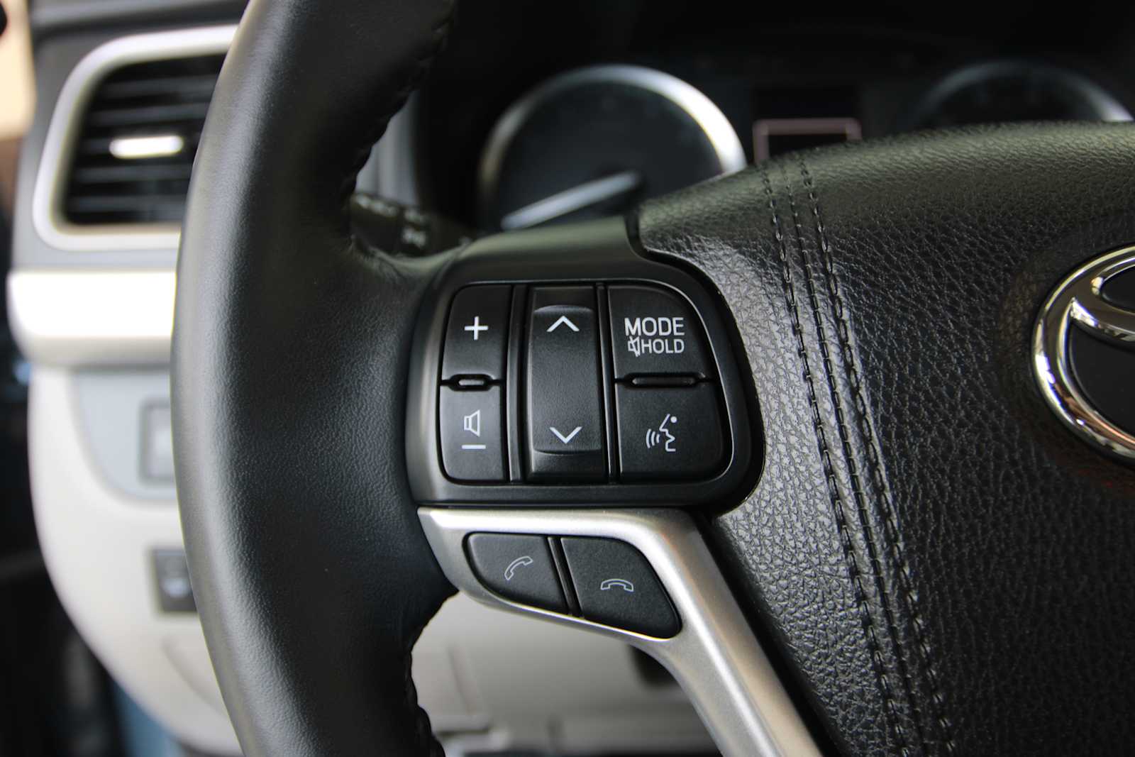 used 2018 Toyota Highlander car, priced at $24,998